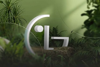Tác phẩm điêu khắc logo LG màu trắng được trưng bày ở khu vườn xanh mướt trong nhà với cây xanh, tượng trưng cho thiết kế và thương hiệu thân thiện với môi trường.