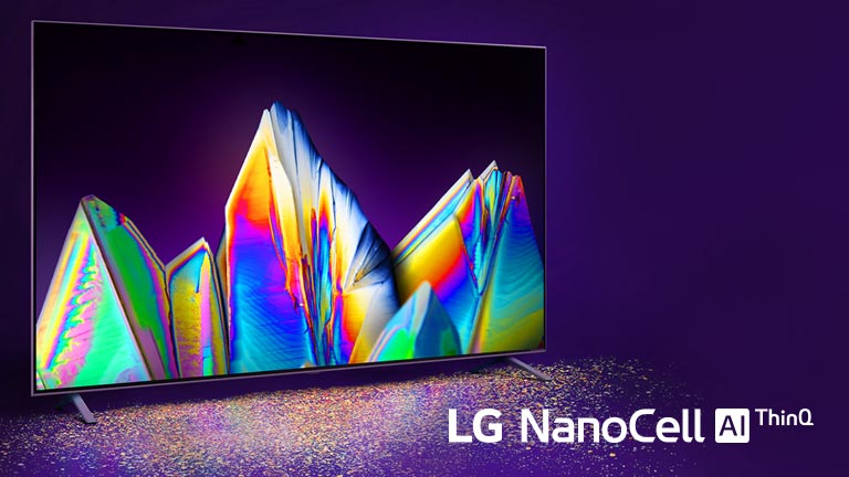 Auf einem NanoCell TV wird ein bunt leuchtender Kristall dargestellt. Farbpartikel sind auf dem Boden verteilt.