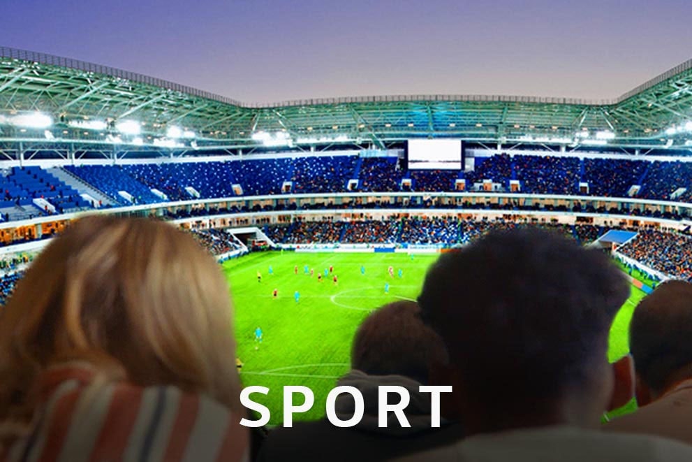 Einige Leute schauen sich ein Fußballspiel auf einem großen Fernseher an.