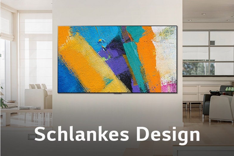 Eine Frau betrachtet ein abstraktes Kunstwerk auf einem an der Wand montierten Fernseher.