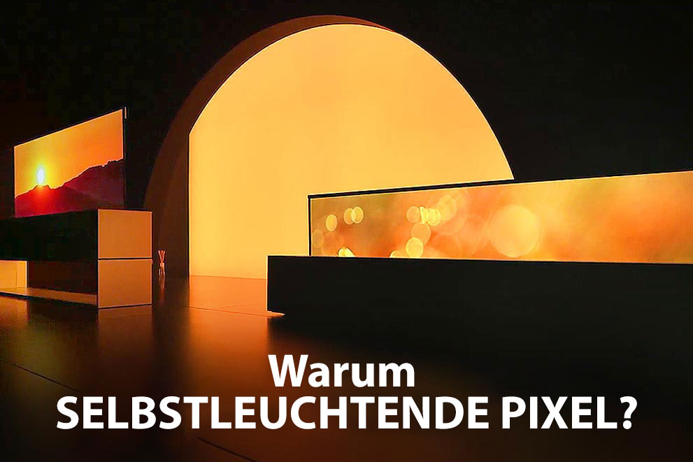Ein dunkler Raum mit zwei aufrollbaren Fernsehern von LG, die, einmal ganz und einmal zu einem Drittel ausgefahren, einen Sonnenaufgang zeigen.