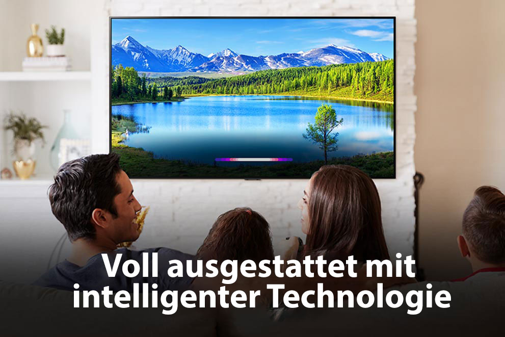Familie in einem hell eingerichteten Wohnzimmer, auf dem an einem an Wand angebrachten Fernseher eine Landschaft zu sehen ist.