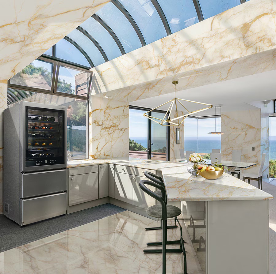 LG SIGNATURE Wine Cellar is placed in a Mediterranean style kitchen, which is decorated by stunning Calacatta marble.