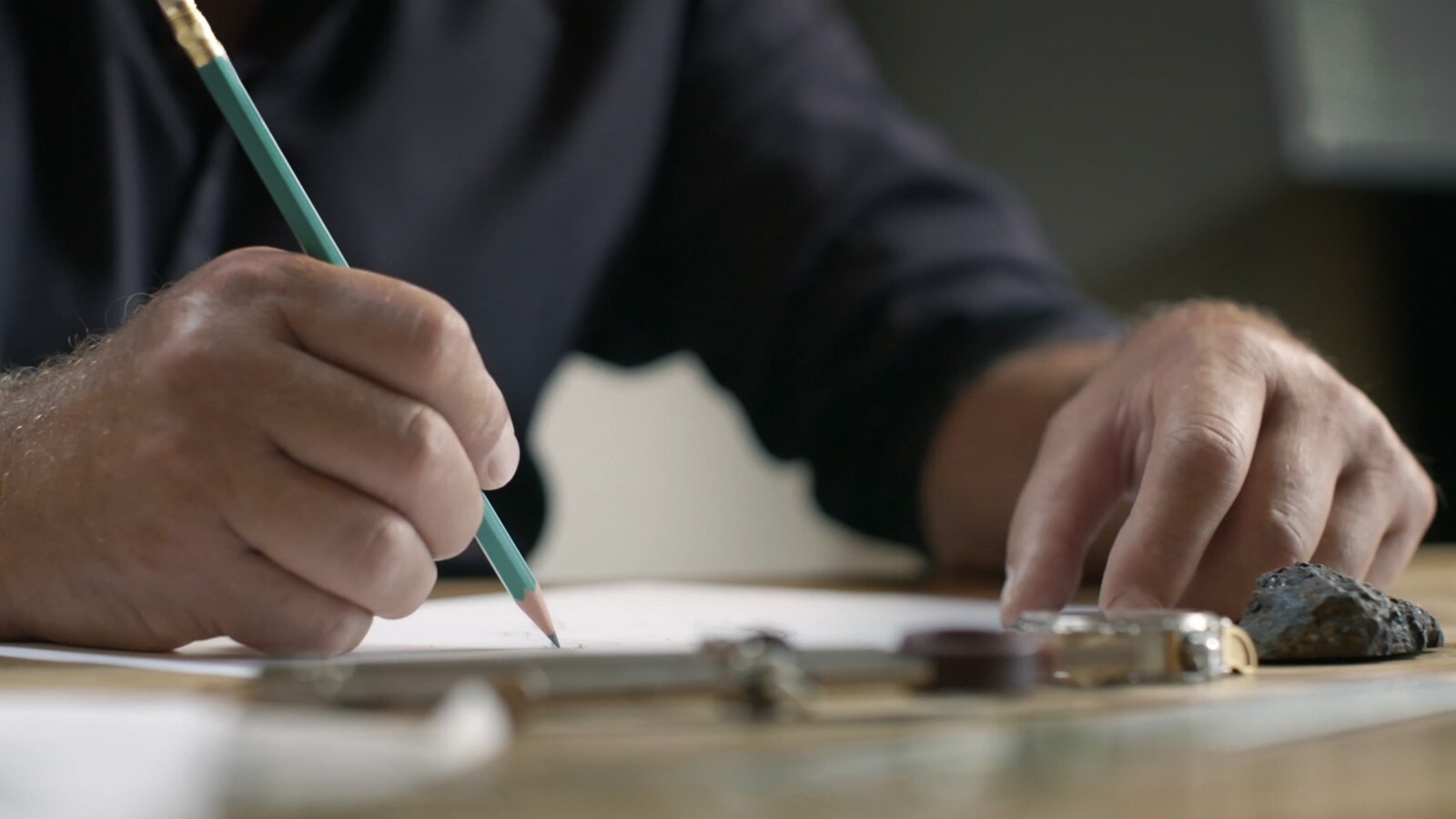 Antoine Preziuso is drawing something