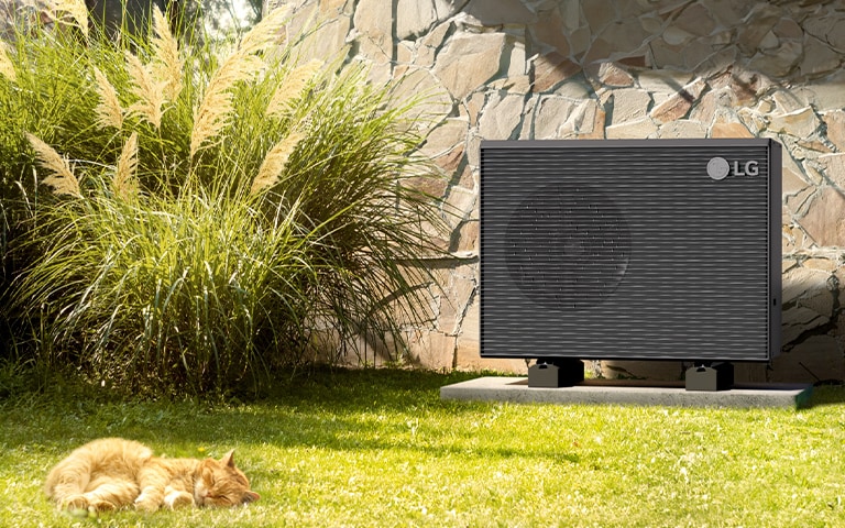 Therma V R290 Pompe à chaleur monobloc installée dans un jardin à côté d'un mur de maison, mettant en valeur son design épuré et sa fonctionnalité.