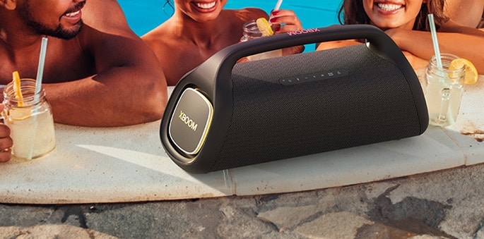 Rosto e pessoas felizes na piscina bebendo drink e olhando para caixa XBOOM Go XG9
