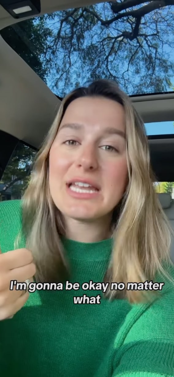 Tela de smartphone mostrando uma mulher sorridente durante uma transmissão ao vivo, espalhando alegria com sua expressão alegre.
