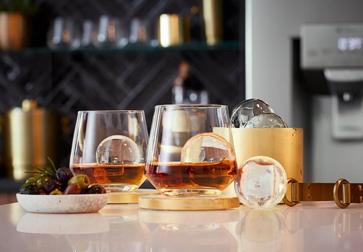 Uma solução inovadora de refrigeração para uma caverna masculina, produzindo esferas de gelo redondas que derretem lentamente, perfeitas para uma variedade de bebidas.