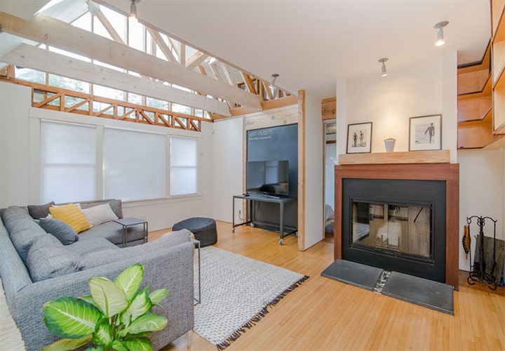 Casas inteligentes utilizam tecnologia avançada para automatizar e otimizar tarefas diárias, revolucionando nosso modo de vida ao aumentar a eficiência e conveniência.