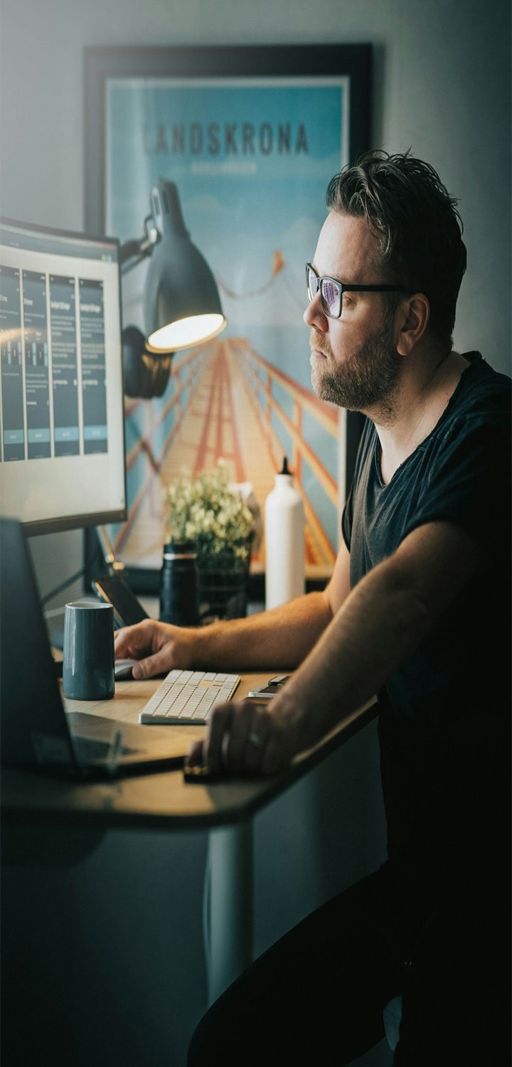  Escritório doméstico inteligente projetado para aumentar a produtividade e conectividade, apresentando tecnologia avançada que se integra perfeitamente ao ambiente de trabalho.