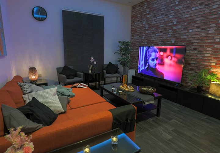 Aprimore sua experiência de cinema em casa incorporando toques pessoais e abraçando rituais que tornam as noites de cinema especiais.