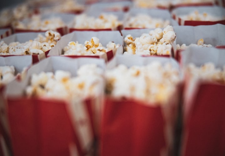 Eleve as noites de cinema em família com tecnologia de cinema em casa de alta qualidade e pipoca para uma experiência inesquecível.