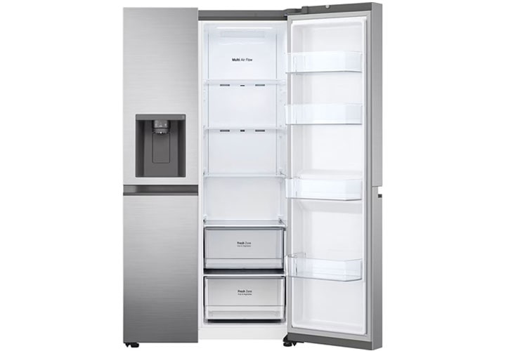 Refrigerador side-by-side de aço inoxidável aberto com a porta direita revelando prateleiras transparentes, compartimentos e gavetas etiquetadas como "Fresh Zone". O lado esquerdo tem um dispensador de água e gelo na porta. Interior limpo e bem organizado.