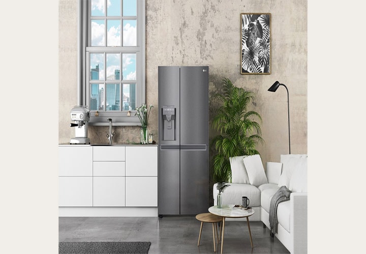 Cozinha moderna com geladeira LG em aço inoxidável, equipada com dispenser de água e gelo, ao lado de uma bancada minimalista e decoração elegante.