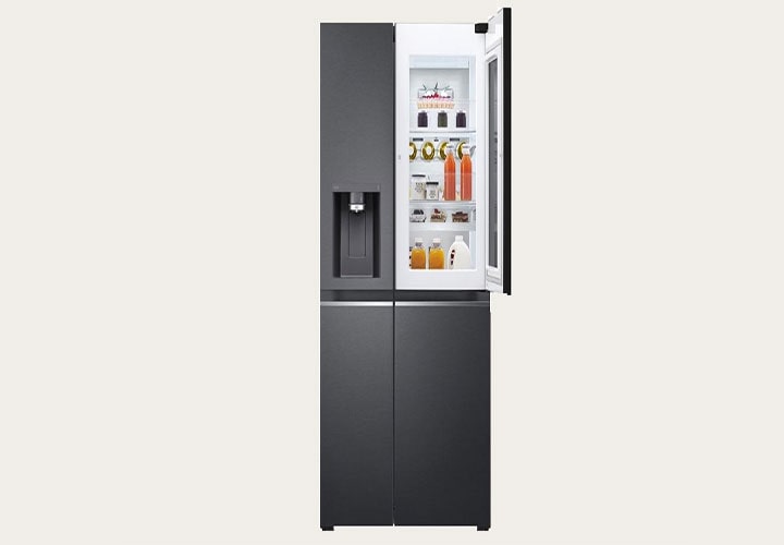 Geladeira LG com porta direita aberta, exibindo o recurso “door-in-door” para acesso a bebidas e laticínios; dispenser no lado esquerdo.
