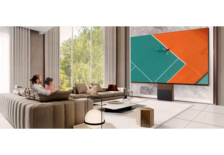 Uma família senta-se à distância ideal da TV