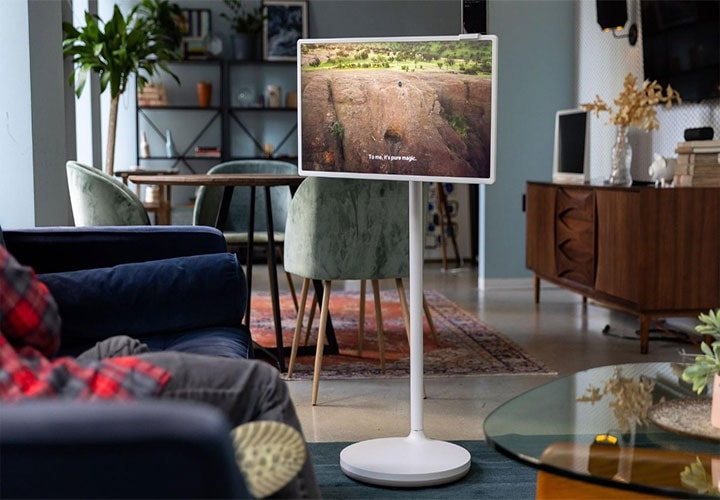 Uma TV LG StanbyME versátil em uma aconchegante sala de estar, destacando a portabilidade e o design moderno que permitem diferentes formas de visualização.
