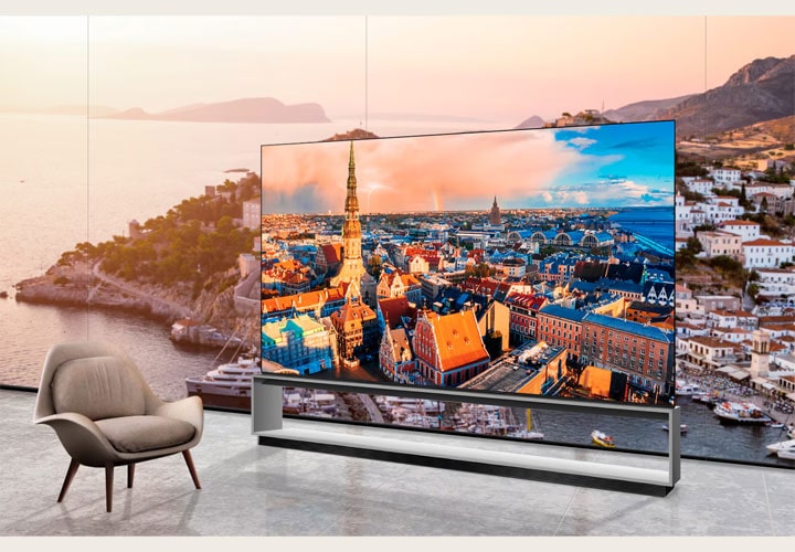 TV LG de alta definição exibindo uma paisagem urbana vibrante, posicionada em uma sala moderna com design elegante e uma poltrona sofisticada.