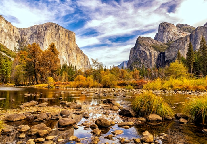 Vale de Yosemite no outono, com tons dourados iluminando a paisagem—uma cena perfeita para desfrutar com um gadget de camping que ilumina a noite.