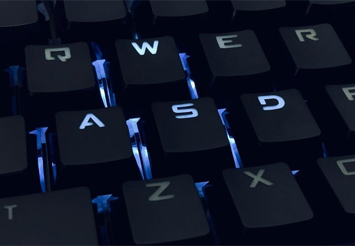 Foto aproximada de um teclado retroiluminado com foco nas letas Q, W, E, R, A, S, D, Z e X.