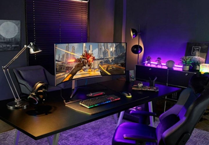 Um espaço gamer apresenta um grande monitor curvo LG com cores vibrantes, iluminação RGB e uma cadeira ergonômica ideais para longas sessões de jogos.