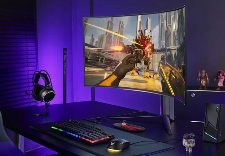 Monitor gamer LG curvo em um elegante espaço com iluminação RGB, projetado para uma experiência de jogo confortável e imersiva