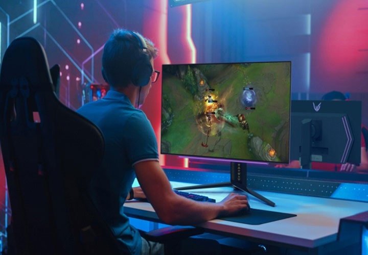 Um jovem participa de um torneio usando um monitor LG UltraGear, destacando a jogabilidade fluida e o rápido tempo de resposta para jogos de competição.