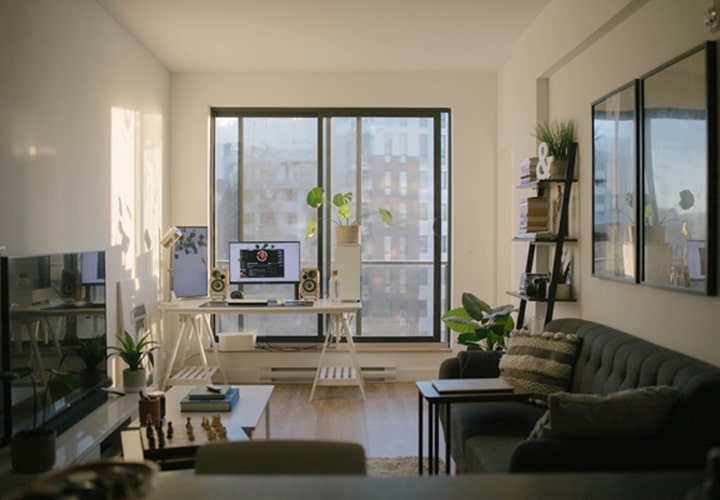 Configuração eficiente de escritório doméstico inteligente com dispositivos integrados otimiza a produtividade e o conforto por meio de automação perfeita.