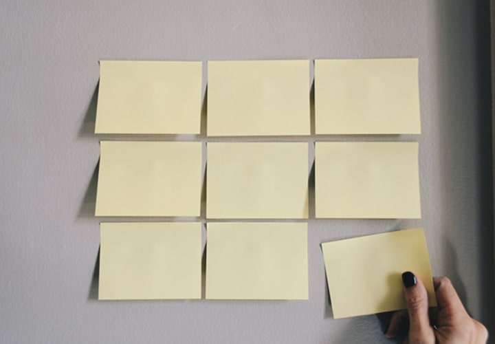 Maximize a produtividade no seu escritório doméstico inteligente, priorizando tarefas e mantendo-se organizado com ferramentas eficientes.