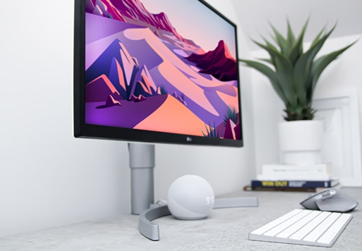 Ferramentas essenciais para otimizar o trabalho remoto em um escritório doméstico, incluindo tecnologia avançada e equipamentos ergonômicos para aumentar a produtividade e o conforto.