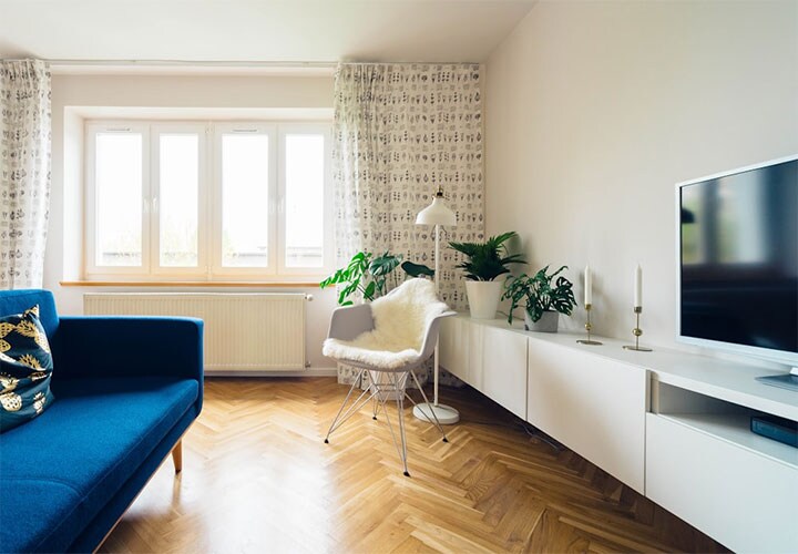 Otimize sua sala de estar pequena com móveis multifuncionais para economizar espaço, enquanto maximiza a luz natural e a iluminação estratégica.