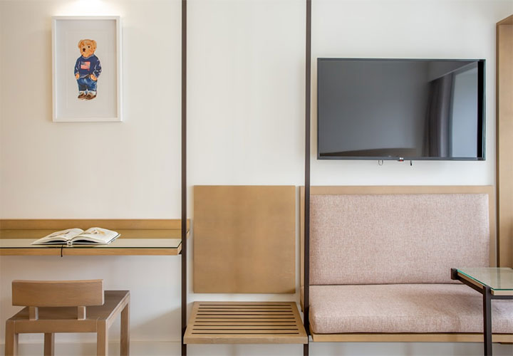 Maximizar o espaço em salas de estar pequenas ao montar a TV na parede para um visual elegante e livre de bagunça.