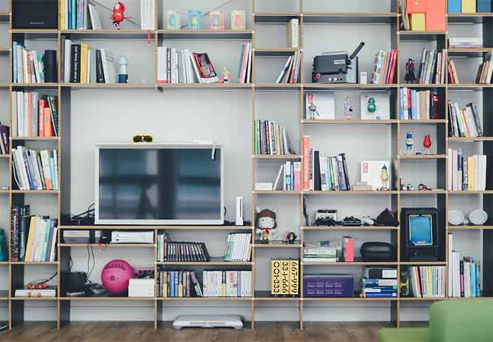 Selecione móveis com capacidade de armazenamento para mobiliar uma sala de estar pequena de forma eficiente, otimizando espaço e organização.