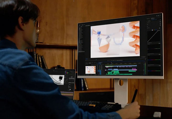  Um monitor LG smart é usado para edição de vídeo em um espaço compacto e eficiente. A mesa está bem organizada, e o monitor exibe um software de edição com uma interface limpa. O ambiente destaca o uso eficiente do espaço em uma confortável área com painéis de madeira.
