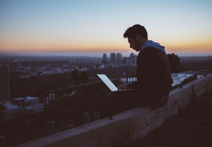 Computadores evoluindo com tamanhos menores, maior potência e conectividade ubíqua, mostrando o rápido avanço da tecnologia e sua integração na vida cotidiana.