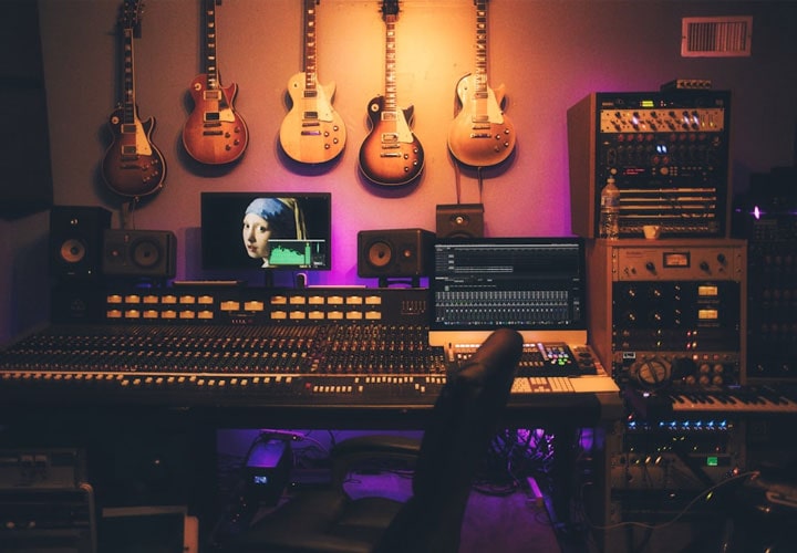 A evolução da música, destacando melhorias na qualidade do som e na experiência de audição por meio de várias tecnologias e dispositivos de áudio ao longo do tempo.
