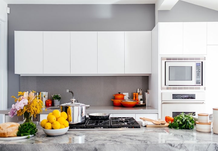 Uma cozinha contemporânea mostrando eletrodomésticos de última geração, um presente cuidadoso de alta qualidade para casa para ele.