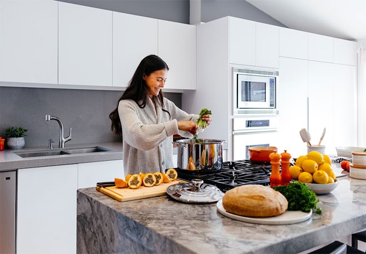 Uma cozinha elegante com tecnologia inteligente é uma ideia de "presente para ela" perfeita que combina elegância e conveniência culinária.