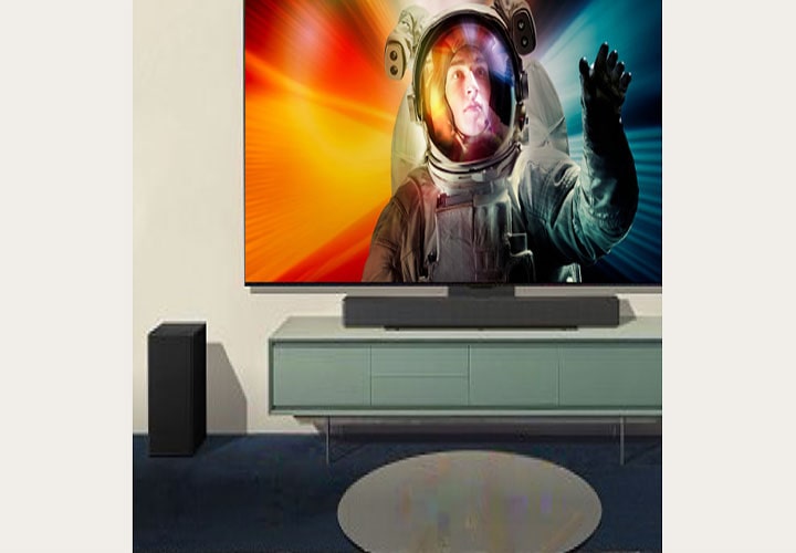 Uma TV e soundbar da LG decoram uma sala de estar. A tela exibe um astronauta em uma cena vibrante com tema espacial, destacando a experiência de visualização cinematográfica.