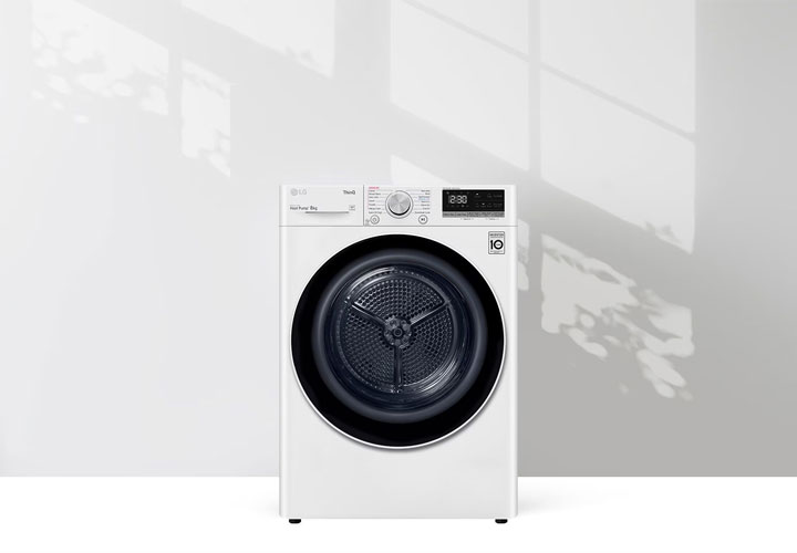 Lavadora LG com abertura frontal em um elegante design branco. A máquina tem uma grande porta circular preta com visor transparente que permite ver dentro do cesto, além de um painel de controle com várias configurações e um display digital, destacando os recursos avançados e a tecnologia moderna.