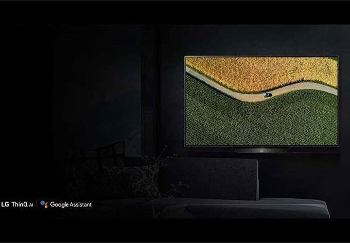 TV LG com ThinQ AI e Google Assistente, mostrando uma paisagem vibrante em uma sala moderna.