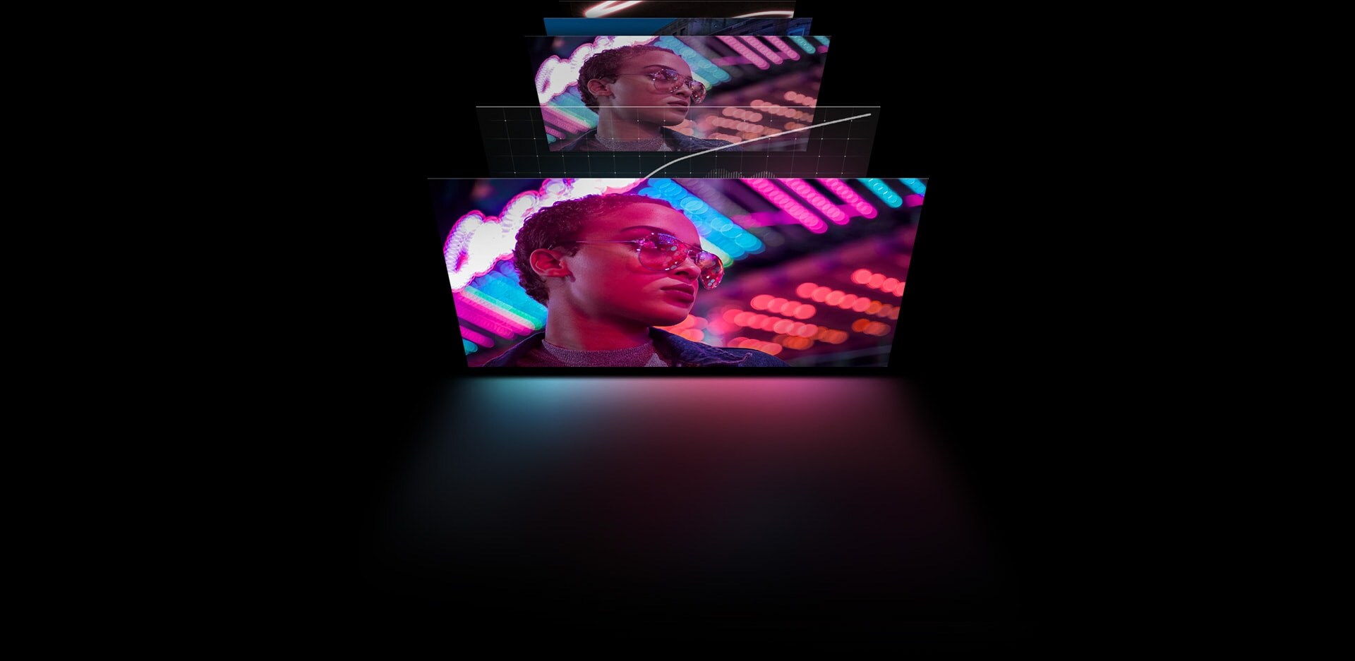 Vista opaca aproximada de uma mulher usando óculos de sol, com luzes de neon refletidas em si. Uma curva está representada sobre a imagem, e a correção de tom do HDR entra em ação para deixá-la mais acentuada e brilhante.