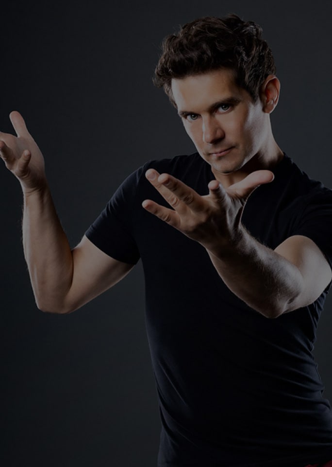 Der Magier Xavier Mortimer streckt dramatisch seine Hand aus.
