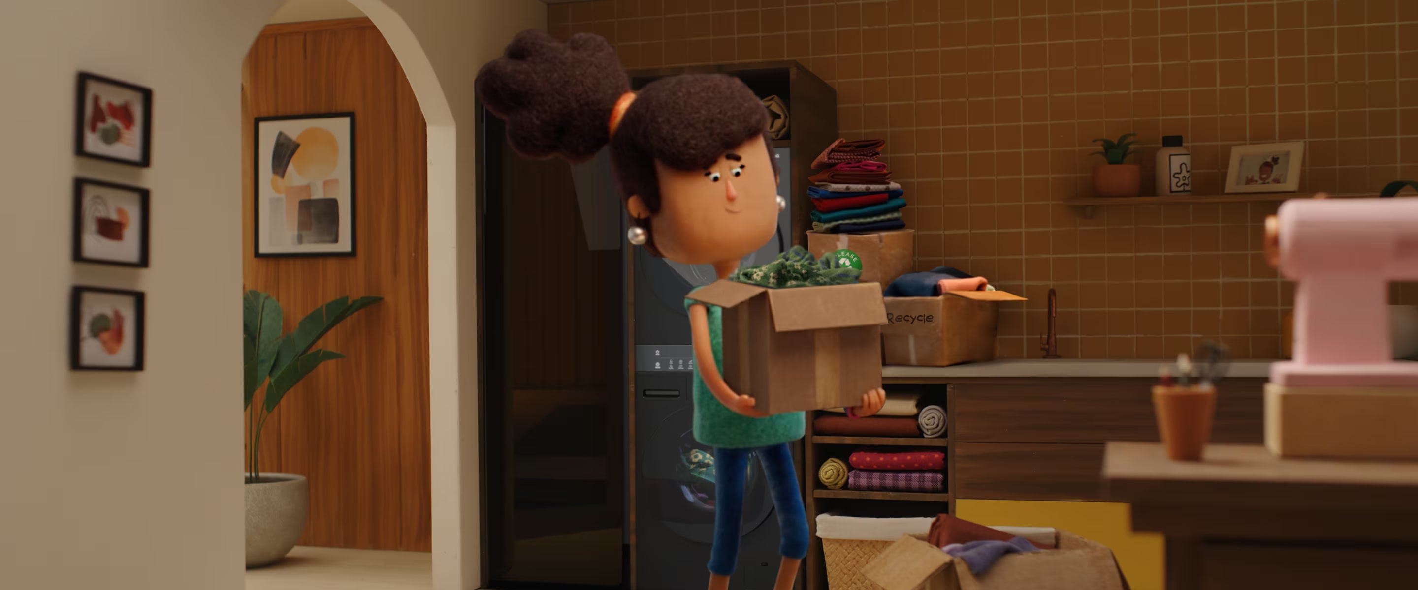 Una niña sosteniendo una caja de ropa
