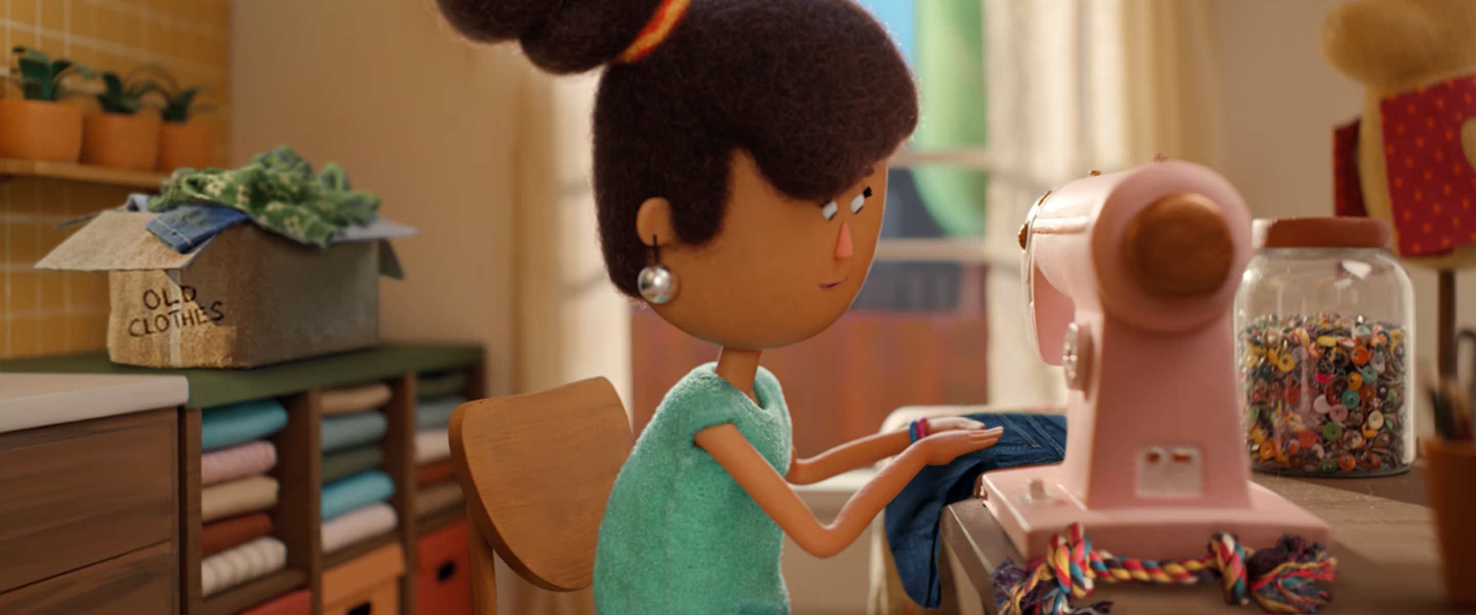 Una niña usando una máquina de coser