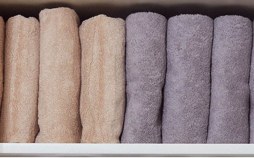 https://www.lg.com/content/dam/lge/gb/microsite/images/helpful-hints/2022/hq-uk-02-get-that-fluffy-hotel-towel-feel-in-your-own-home/06.jpg