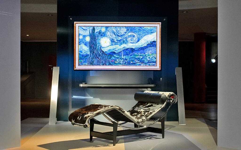 The LG SIGNATURE Wallpaper TV and Franco Albini’s LC4 chaise lounge, on show at LG SIGNATURE ARTWEEK