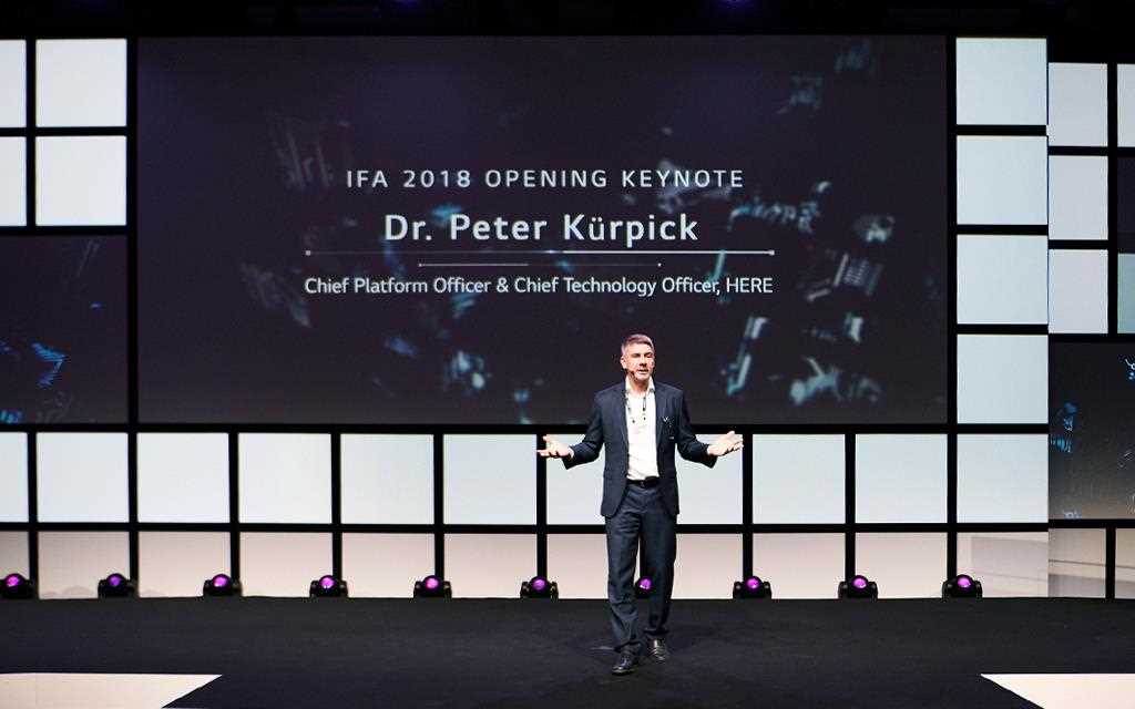 Dr. Peter Kürpick is presenting artificial intelligence during the opening keynote speech of LG IFA 2018. 