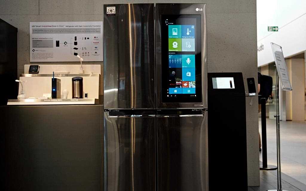 Подключение холодильника воде. Холодильник LG С Wi Fi. Холодильник LG С вайфаем. Холодильник Лджи с вай фай. Холодильник LG entercool.