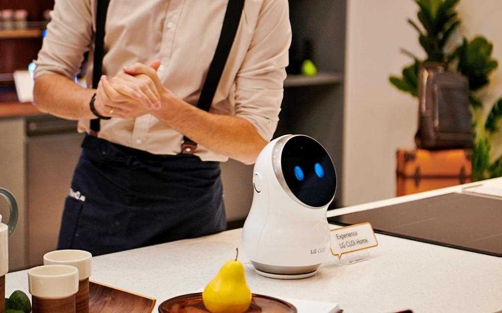 IFA 2018: A close up of the LG CLOi homebot in the gourmet zone, helping the demonstrator cook a meal